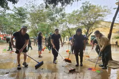 Remédier aux conséquences des inondations dans les écoles. Photo: VNA