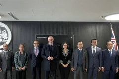 L'ambassadeur du Vietnam en Australie, Pham Hung Tam (troisième à partir de la droite), lors d'une séance de travail avec le ministre en chef du Territoire de la capitale australienne, Andrew Barr. Photo : VNA