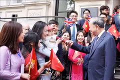 La communauté vietnamienne rencontre le secrétaire général du Parti To Lam. Photo: VNA