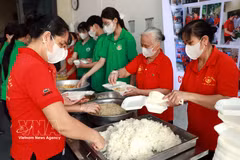 Des membres de l'Association des bénévoles pour les repas (quartier de Thien Truong) et des élèves du lycée Nguyen Khuyen (quartier de Nam Dinh) préparent des repas gratuits destinés aux patients. Photo : VNA