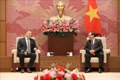 Le vice-président de l’Assemblée nationale du Vietnam, le général de corps d’armée Tran Quang Phuon reçoit le 3 février une délégation de la Commission de la sécurité nationale du Parlement hongrois, conduite par son président Zoltán Sas. Photo : VNA