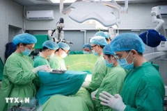 Les médecins réservent une minute de silence en hommage à un donneur d'organes. Photo : VNA