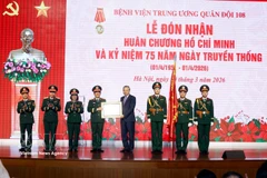 Le secrétaire général To Lam remet l'Ordre Ho Chi Minh à l'Hôpital central militaire 108. Photo : VNA