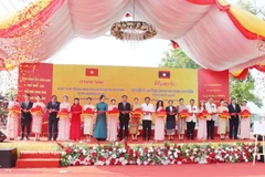 Cérémonie d’inauguration et de remise du projet de restauration du site historique dédié au Président Ho Chi Minh, le 2 avril dans la province lao de Savannakhet. Photo: VNA