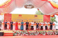 Cérémonie d’inauguration et de remise du projet de restauration du site historique dédié au Président Ho Chi Minh, le 2 avril dans la province lao de Savannakhet. Photo: VNA