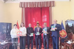 La rencontre à Vienne entre l’ambassadeur du Vietnam et la famille de l’écrivaine Mira Lobe. Photo: VNA