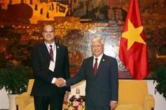 Do Van Chien, président du Comité central du Front de la Patrie du Vietnam (droite) et Bensalem Mohamed, membre du Bureau politique du FLN. Photo: VNA