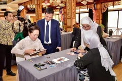 Mme Nguyen Thi Thanh Nga et Mme Datin Dr. Rozana binti Kamal ont visité le Centre d’artisanat de Kuala Lumpur. Photo: VNA