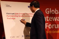 Le vice-Premier ministre Bùi Thanh Son signe l'annonce du programme de soutien JETP de l'UE au Vietnam. Photo : VNA