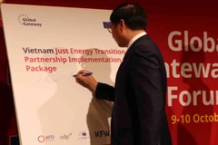 Le vice-Premier ministre Bùi Thanh Son signe l'annonce du programme de soutien JETP de l'UE au Vietnam. Photo : VNA