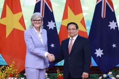 Le Premier ministre Pham Minh Chinh et la Gouverneure générale d’Australie, Sam Mostyn. Photo: VNA