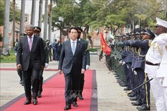 Cérémonie d’accueil officielle du président Luong Cuong en visite d’État en Angola. Photo: VNA