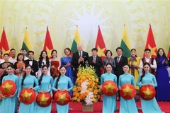 Le président vietnamien Luong Cuong, son épouse, le président lituanien Gitanas Nauseda, son épouse et des artistes vietnamiens. Photo : VNA