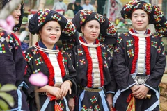 Les Dao attachent une grande importance à l'habillement. Les costumes des femmes se composent d'une chemise, d'un foulard, d'un pantalon, d'une ceinture, de jambières et de bijoux en argent. Photo : VNA