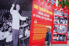 Les habitants de la capitale visitent l'exposition photographique « Le Président Hô Chi Minh dans le cœur du peuple et dans le cœur de l'humanité » au siège de l'Agence vietnamienne d'information à Hanoï. Photo : VNA