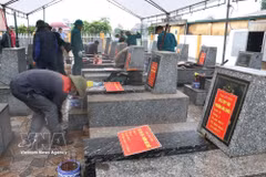Au cimetière des martyrs de Duy Tan, situé dans le quartier de Nhi Chieu, de nombreuses stèles portent encore la mention « Identité inconnue ». Photo: VNA 