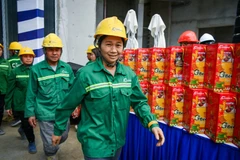 Remise de cadeaux du Têt 2025 aux ouvriers dans la province de Hung Yên (Nord). Photo : nhandan.vn