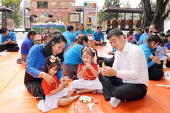 La famille de M. Nguyen The Nhan et de Mme Tran Thi Hoai Sang, membres de l'Union de la jeunesse vietnamienne de la commune de Phuoc Hoa, participent à un atelier de fabrication de figurines en argile lors du festival « Famille heureuse » en 2026. Photo : VNA
