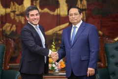 Le Premier ministre Pham Minh Chinh (droite) et Gerald Toledano, membre du comité exécutif et directeur mondial des actions et des produits multi-actifs de FTSE Russell, filiale du London Stock Exchange Group (LSEG). Photo: VNA