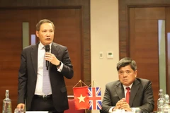 L'ambassadeur du Vietnam au Royaume-Uni, Do Minh Hung (gauche), prend la parole lors de l'événement. Photo : VNA 
