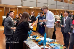 Les visiteurs au stand du Vietnam à la 11e « Journée du Vietnam à MGIMO »: Photo: VNA