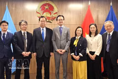 L’ambassadeur Do Hung Viet, chef de la Mission permanente du Vietnam, reçoit Kazuo Shii, président du Comité central du Parti communiste japonais. Photo: VNA