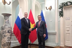 L’ambassadeur du Vietnam en Russie, Dang Minh Khoi (droite), et Evgeny Grigoriev, président du Comité des relations extérieures de Saint-Pétersbourg. Photo: VNA