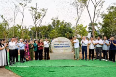 Les délégués à l'inauguration du « Jardin des arbres de l’amitié » dans le quartier de Phu An, à Hô Chi Minh-Ville. Photo: VNA