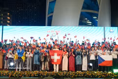 La vice-ministre des Affaires étrangères Le Thi Thu Hang remet des cadeaux aux participants les plus remarquables du Camp d’été du Vietnam 2026. Photo : VNA