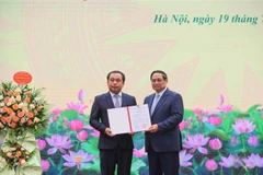 Le Premier ministre Pham Minh Chinh a officiellement remis, le 19 juillet à Hanoï, la décision de nomination de Tran Duc Thang ministre par intérim du ministère de l’Agriculture et de l’Environnement. Photo: VNA