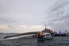 Les autorités de la province de Quang Ninh (Nord) poursuivent activement les opérations de secours après le naufrage d’un bateau touristique survenu cet après-midi dans la baie de Ha Long. Photo: VNA