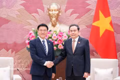 Le président de l'Assemblée nationale, Tran Thanh Man (droite) et le professeur Kim Hak-min, directeur de l’Institut de recherche économique Kimhakmin E-roun (République de Corée). Photo: VNA
