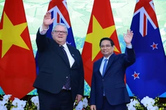 Le PM Pham Minh Chinh (droite) rencontre à Hanoï le président de la Chambre des représentants de Nouvelle-Zélande, Gerry Brownlee. Photo: VNA