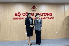 La vice-ministre de l’Industrie et du Commerce, Phan Thi Thang (gauche), et Zhang Min, vice-gouverneure de la province chinoise du Henan. Photo: ministère de l’Industrie et du Commerce