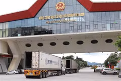Activités d'importation et d'exportation de marchandises au poste-frontière international de Huu Nghi, province de Lang Son. Photo : VNA
