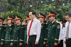 Les dirigeants de Hô Chi Minh-Ville rendent hommage aux héros morts pour la Patrie, Photo: VNA