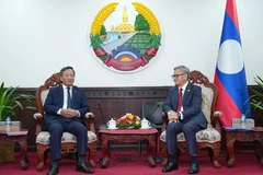L'ambassadeur du Vietnam au Laos, Nguyên Minh Tâm (gauche) et Thongsavanh Phomvihane, membre du Comité central du Parti et ministre lao des Affaires étrangères. Photo: VNA