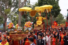 Cérémonie de la « procession du Roi » de la maison communale du village au temple de Sai. Photo: VNA