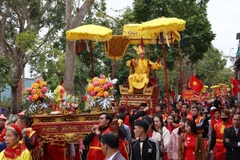 Cérémonie de la « procession du Roi » de la maison communale du village au temple de Sai. Photo: VNA