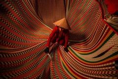 À la découverte du métier traditionnel de tissage de nattes à Phu Tân, Dak Lak