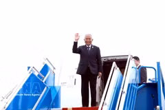 Sophon Zaram, président de l’Assemblée nationale et président de la Chambre des représentants de Thaïlande, est arrivé à Hanoï dans la matinée du 5 août, entamant une visite officielle au Vietnam du 5 au 7 août. Photo: VNA