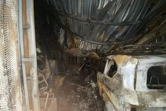 Une voiture incendiée est abandonnée dans le hall de la résidence Dôc Lâp. Photo : VNA