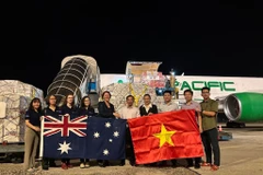 Dans la nuit du 14 octobre, au terminal de l’aéroport internationale de Noi Bai, le Département de la gestion des digues et de la prévention et du contrôle des catastrophes naturelles reçoit un lot d’aide humanitaire d’urgence offert par le gouvernement australien. Photo: VNA