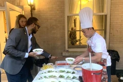 Les participants dégustent le "pho bo" lors de l'événement. Photo : VNA 