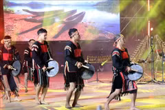 Des troupes de gong de différentes localités de la province de Lam Dong se produisent lors de la Nuit des gongs d’Asie du Sud-Est 2025. Photo: VNA