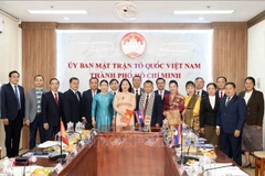Les autorités du Comité central du Front de la Patrie du Vietnam (FPV) de Hô Chi Minh-Ville et des Comités du Front lao pour la construction nationale (FLCN) de Vientiane et de la province lao de Champassak. Photo: VNA