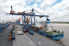 Déchargement de marchandises au port de Dinh Vu. Photo : VNA