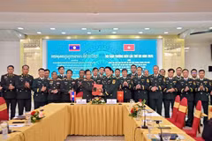 Signature du procès-verbal entre les Commandements des Gardes-frontières de Hue, Da Nang et Quang Ngai et le Commandement militaire de la province lao de Sékong. Photo: VNA