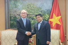 Le vice-Premier ministre Nguyen Chi Dung (droite) et Young Shub Kim, président du groupe Korea Telecom (KT), en visite d’affaires au Vietnam. Photo: VNA