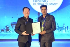  Pham Sanh Chau (gauche), directeur général de Vingroup Asia et de VinFast Asia, et Sanjay Kumar, vice-ministre de l'Industrie et du Commerce du gouvernement de l'État de Telangana, lors de la cérémonie de signature. Photo : Vingroup